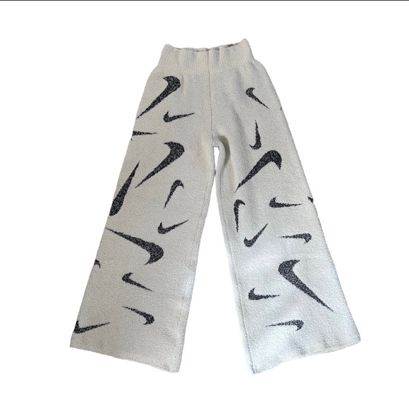 Nike Cream and Black Wide Leg Pants - Picture 2 of 9